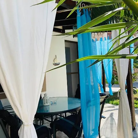 Helen's Beach House דירה *